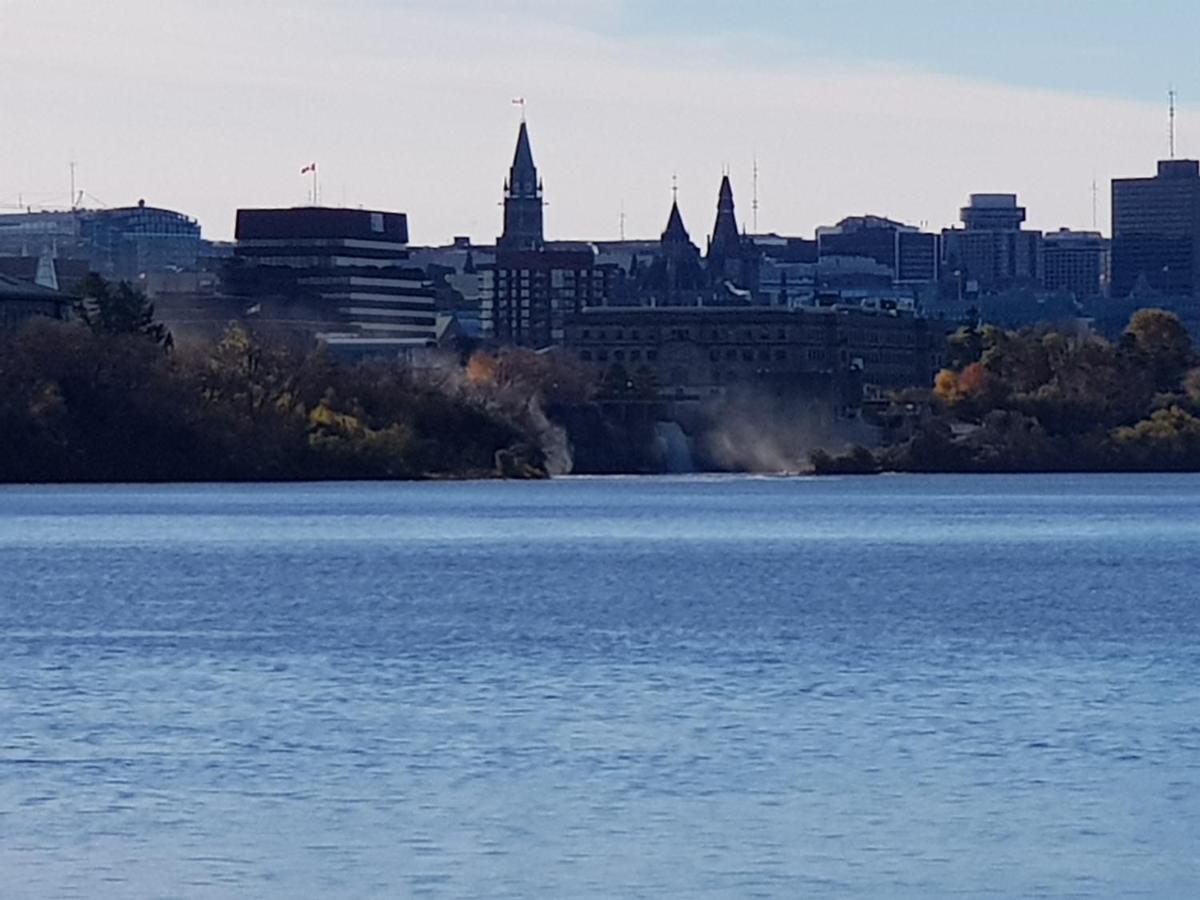 Kokomo Inn Bed And Breakfast Ottawa-Gatineau'S Only Tropical Riverfront B&B On The National Capital Cycling Pathway Route Verte #1 - For Adults Only - Chambre D'Hotes Tropical Aux Berges Des Outaouais Bnb #17542O 외부 사진