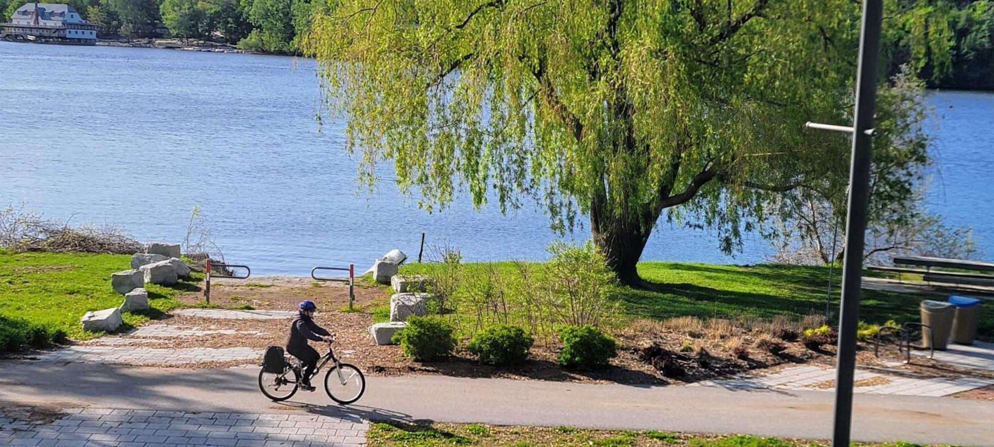 Kokomo Inn Bed And Breakfast Ottawa-Gatineau'S Only Tropical Riverfront B&B On The National Capital Cycling Pathway Route Verte #1 - For Adults Only - Chambre D'Hotes Tropical Aux Berges Des Outaouais Bnb #17542O 외부 사진