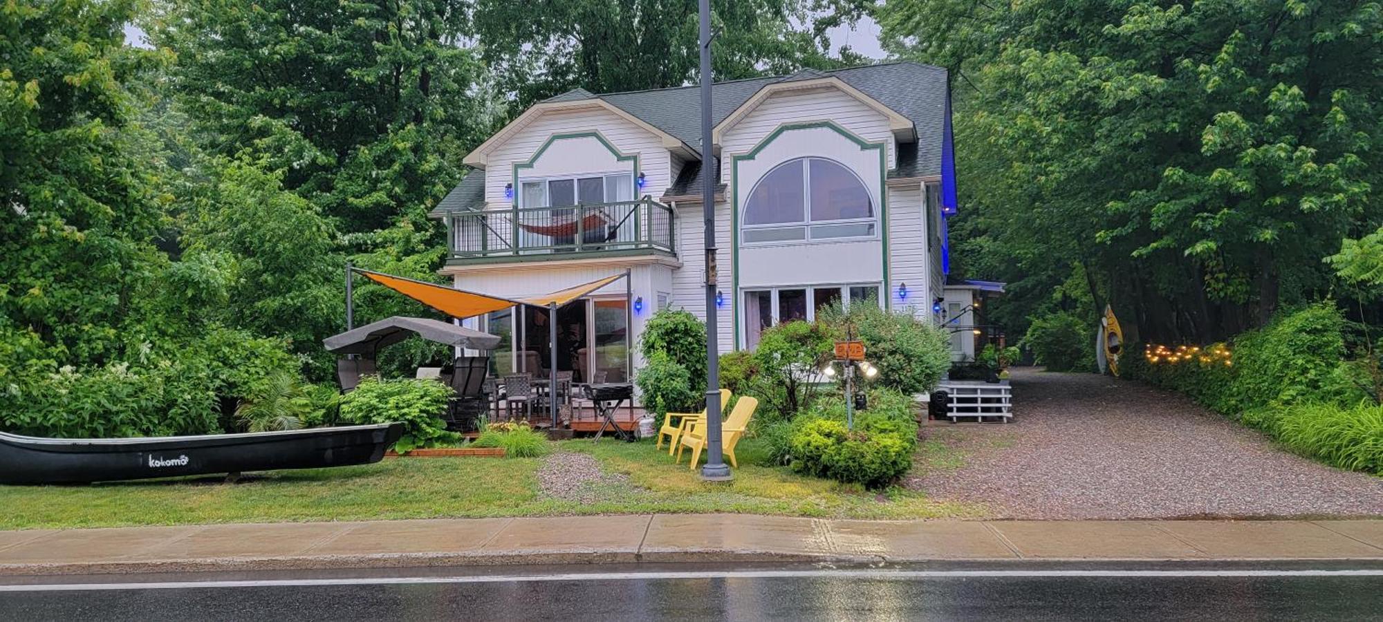 Kokomo Inn Bed And Breakfast Ottawa-Gatineau'S Only Tropical Riverfront B&B On The National Capital Cycling Pathway Route Verte #1 - For Adults Only - Chambre D'Hotes Tropical Aux Berges Des Outaouais Bnb #17542O 외부 사진