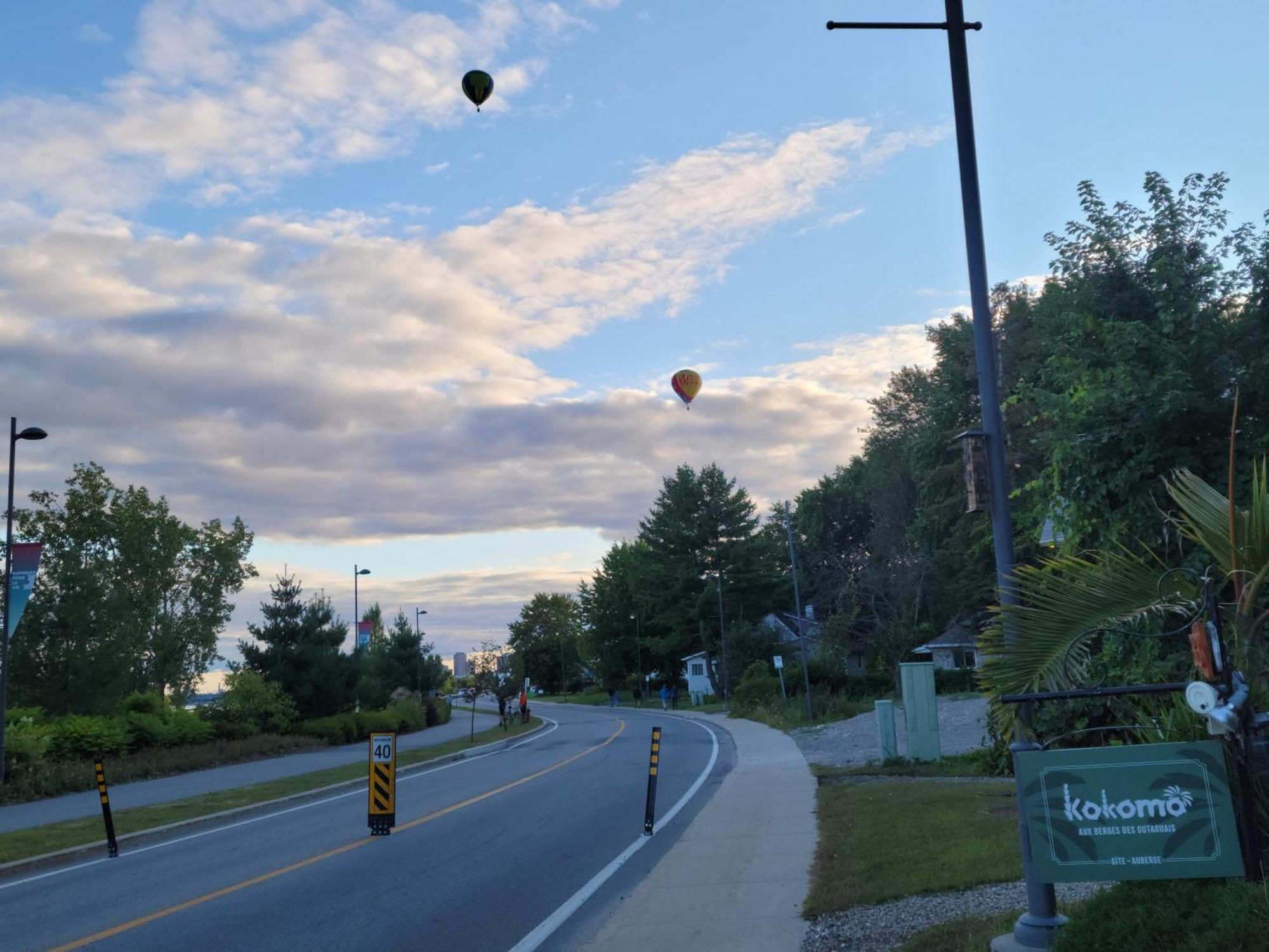 Kokomo Inn Bed And Breakfast Ottawa-Gatineau'S Only Tropical Riverfront B&B On The National Capital Cycling Pathway Route Verte #1 - For Adults Only - Chambre D'Hotes Tropical Aux Berges Des Outaouais Bnb #17542O 외부 사진