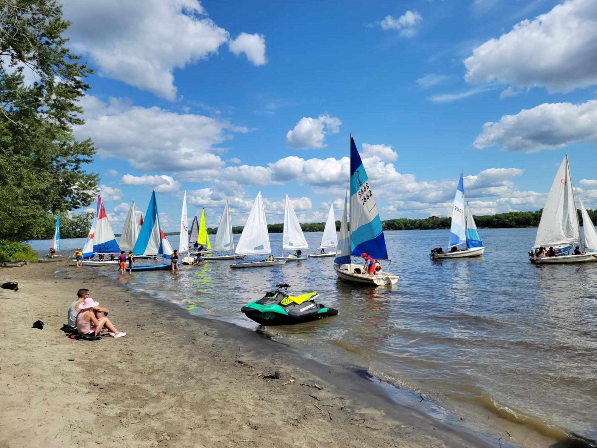 Kokomo Inn Bed And Breakfast Ottawa-Gatineau'S Only Tropical Riverfront B&B On The National Capital Cycling Pathway Route Verte #1 - For Adults Only - Chambre D'Hotes Tropical Aux Berges Des Outaouais Bnb #17542O 외부 사진