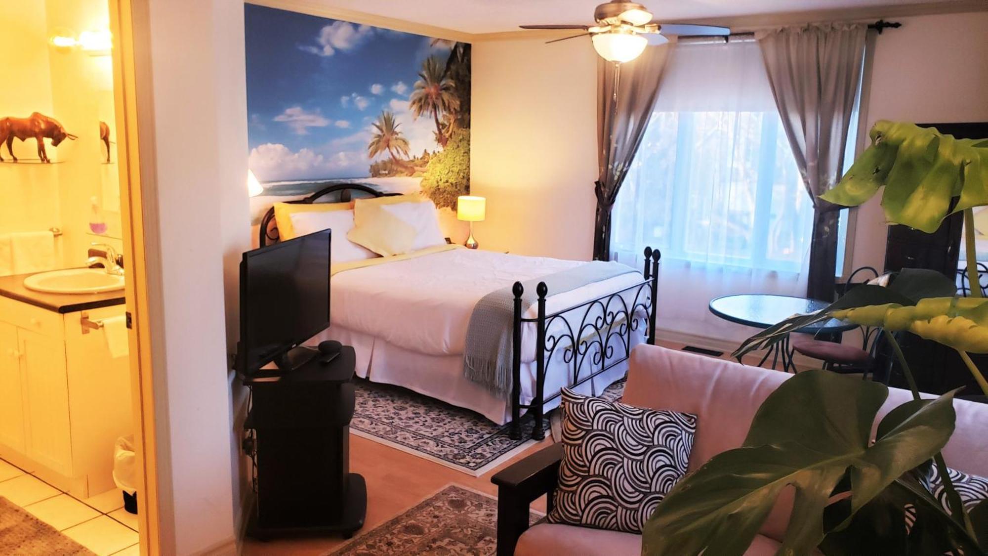 Kokomo Inn Bed And Breakfast Ottawa-Gatineau'S Only Tropical Riverfront B&B On The National Capital Cycling Pathway Route Verte #1 - For Adults Only - Chambre D'Hotes Tropical Aux Berges Des Outaouais Bnb #17542O 외부 사진