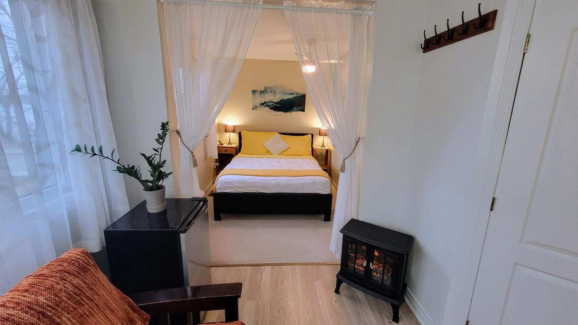 Kokomo Inn Bed And Breakfast Ottawa-Gatineau'S Only Tropical Riverfront B&B On The National Capital Cycling Pathway Route Verte #1 - For Adults Only - Chambre D'Hotes Tropical Aux Berges Des Outaouais Bnb #17542O 외부 사진