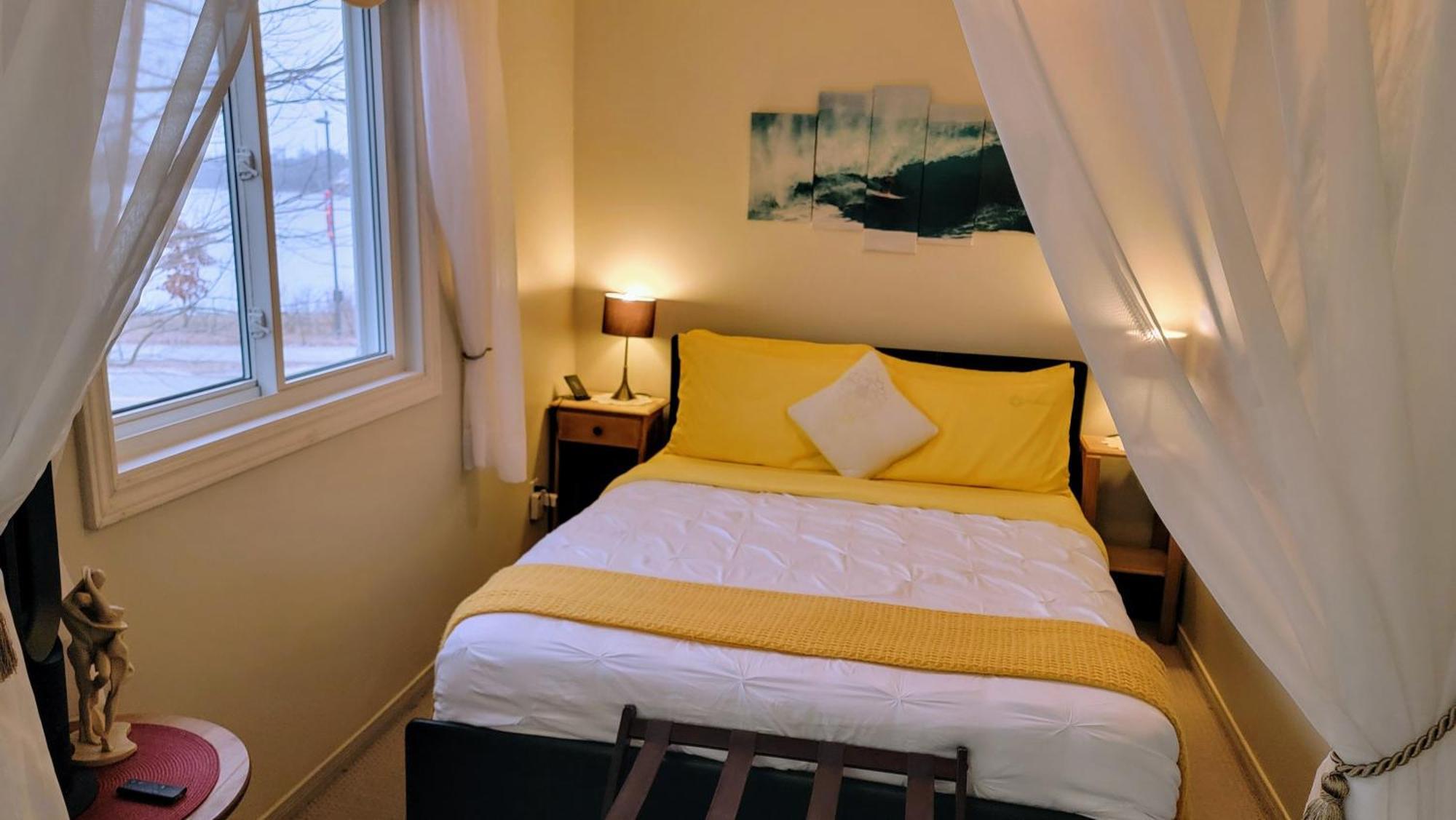 Kokomo Inn Bed And Breakfast Ottawa-Gatineau'S Only Tropical Riverfront B&B On The National Capital Cycling Pathway Route Verte #1 - For Adults Only - Chambre D'Hotes Tropical Aux Berges Des Outaouais Bnb #17542O 외부 사진