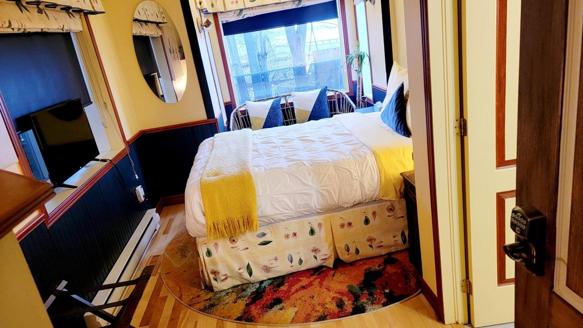 Kokomo Inn Bed And Breakfast Ottawa-Gatineau'S Only Tropical Riverfront B&B On The National Capital Cycling Pathway Route Verte #1 - For Adults Only - Chambre D'Hotes Tropical Aux Berges Des Outaouais Bnb #17542O 외부 사진