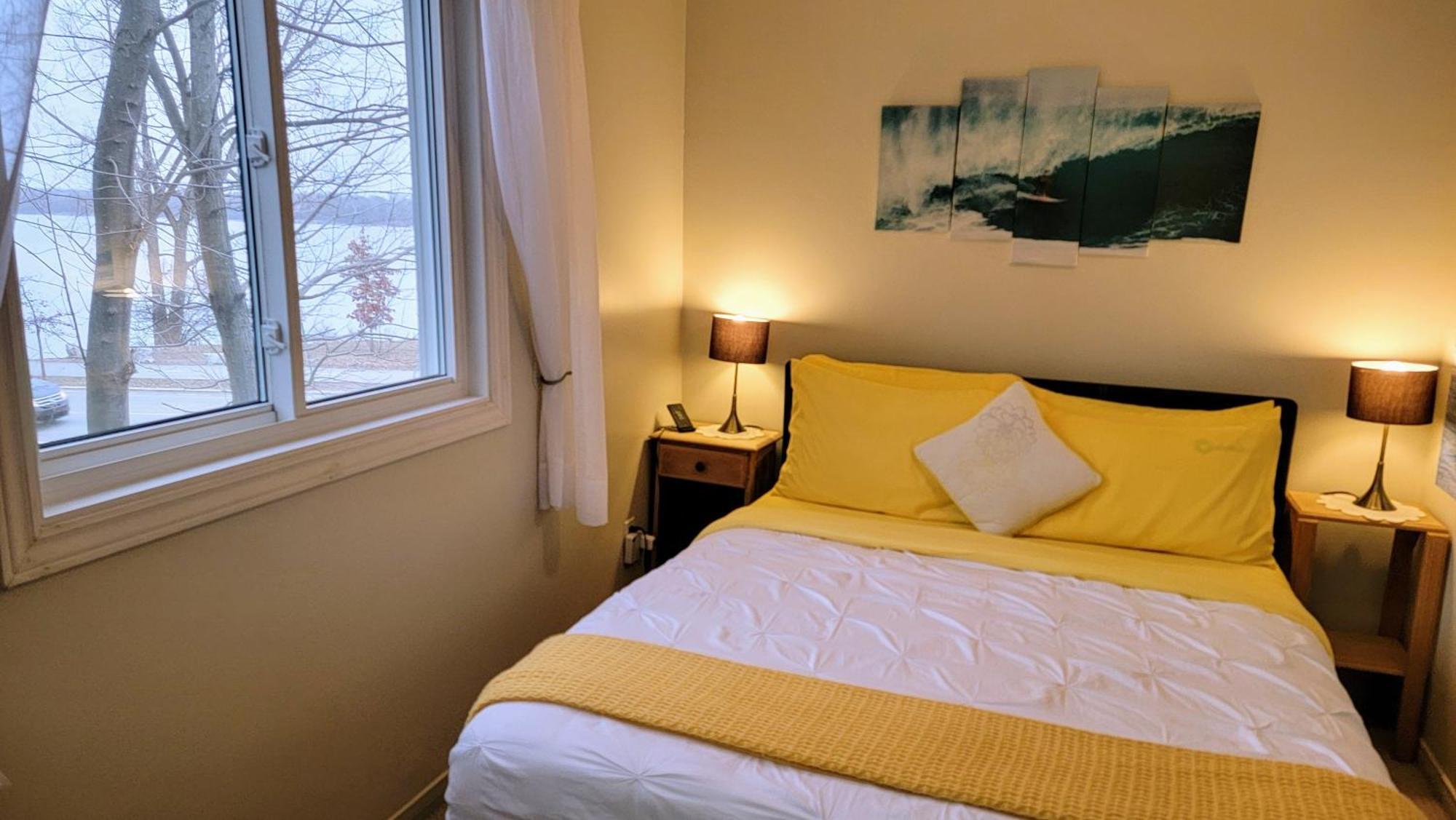 Kokomo Inn Bed And Breakfast Ottawa-Gatineau'S Only Tropical Riverfront B&B On The National Capital Cycling Pathway Route Verte #1 - For Adults Only - Chambre D'Hotes Tropical Aux Berges Des Outaouais Bnb #17542O 객실 사진