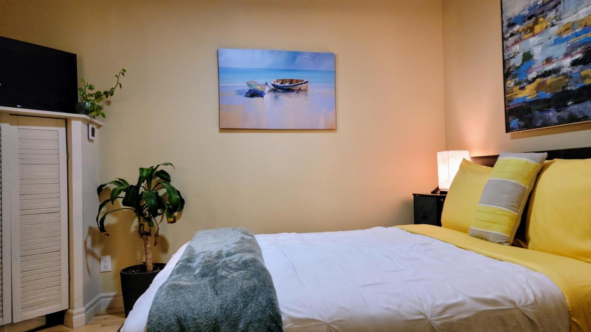 Kokomo Inn Bed And Breakfast Ottawa-Gatineau'S Only Tropical Riverfront B&B On The National Capital Cycling Pathway Route Verte #1 - For Adults Only - Chambre D'Hotes Tropical Aux Berges Des Outaouais Bnb #17542O 객실 사진