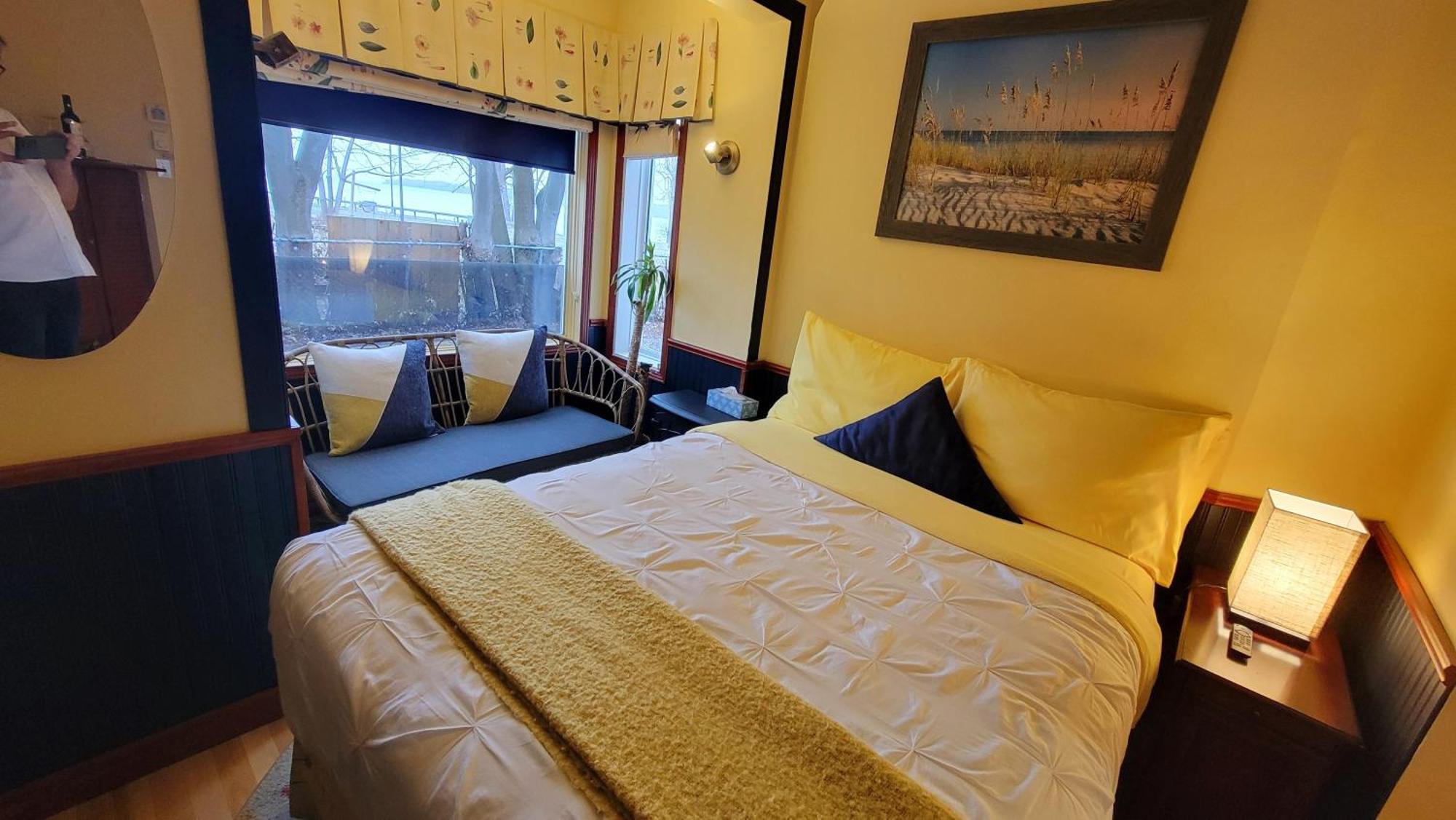 Kokomo Inn Bed And Breakfast Ottawa-Gatineau'S Only Tropical Riverfront B&B On The National Capital Cycling Pathway Route Verte #1 - For Adults Only - Chambre D'Hotes Tropical Aux Berges Des Outaouais Bnb #17542O 객실 사진