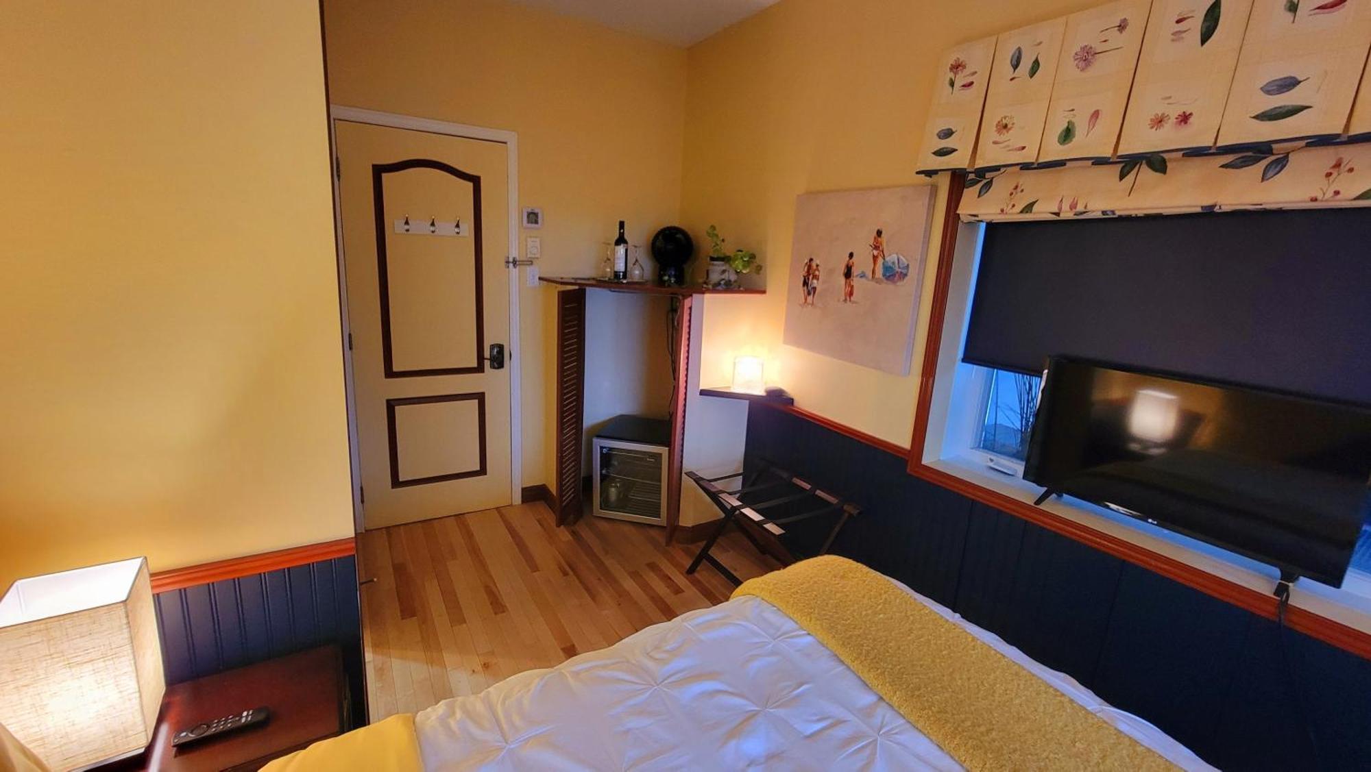 Kokomo Inn Bed And Breakfast Ottawa-Gatineau'S Only Tropical Riverfront B&B On The National Capital Cycling Pathway Route Verte #1 - For Adults Only - Chambre D'Hotes Tropical Aux Berges Des Outaouais Bnb #17542O 객실 사진