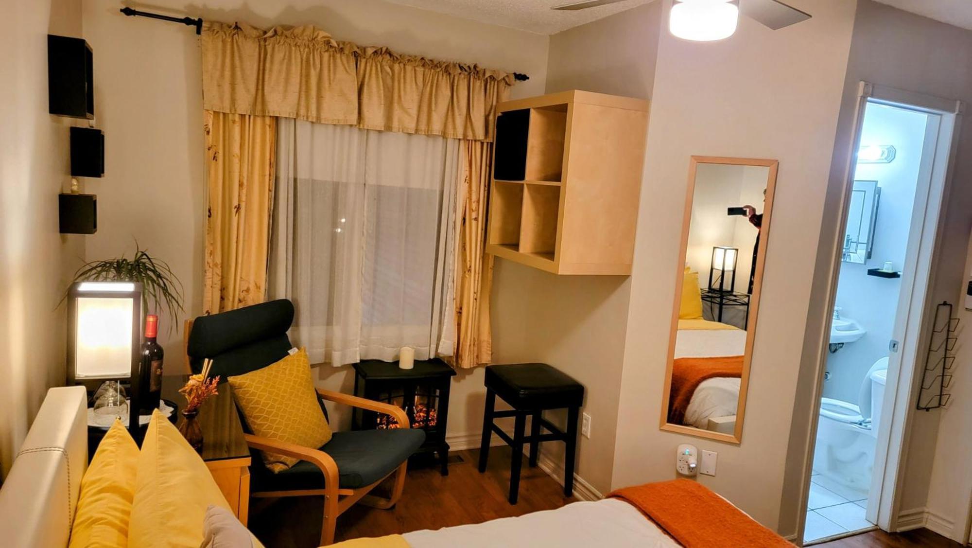 Kokomo Inn Bed And Breakfast Ottawa-Gatineau'S Only Tropical Riverfront B&B On The National Capital Cycling Pathway Route Verte #1 - For Adults Only - Chambre D'Hotes Tropical Aux Berges Des Outaouais Bnb #17542O 객실 사진