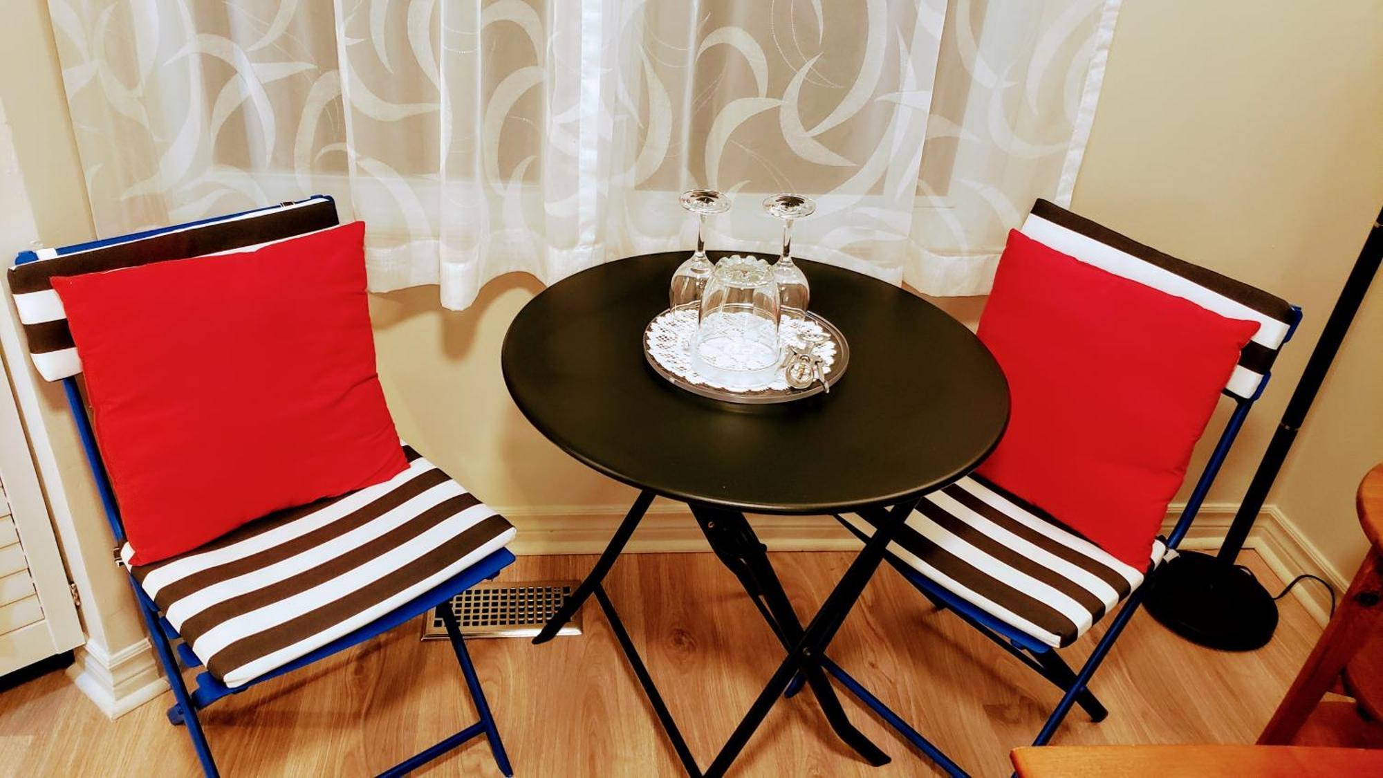 Kokomo Inn Bed And Breakfast Ottawa-Gatineau'S Only Tropical Riverfront B&B On The National Capital Cycling Pathway Route Verte #1 - For Adults Only - Chambre D'Hotes Tropical Aux Berges Des Outaouais Bnb #17542O 객실 사진